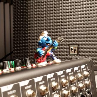 Andy Warga | Equipment | Yamaha MGP 32X Mischpult + Electro Voice ETX 35P Aktiv Lautsprecher